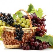 Panier de raisins blancs et noirs