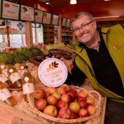 Didier Vecten avec son jus de pomme médaillé dans son magasin Esprit Terroirs
